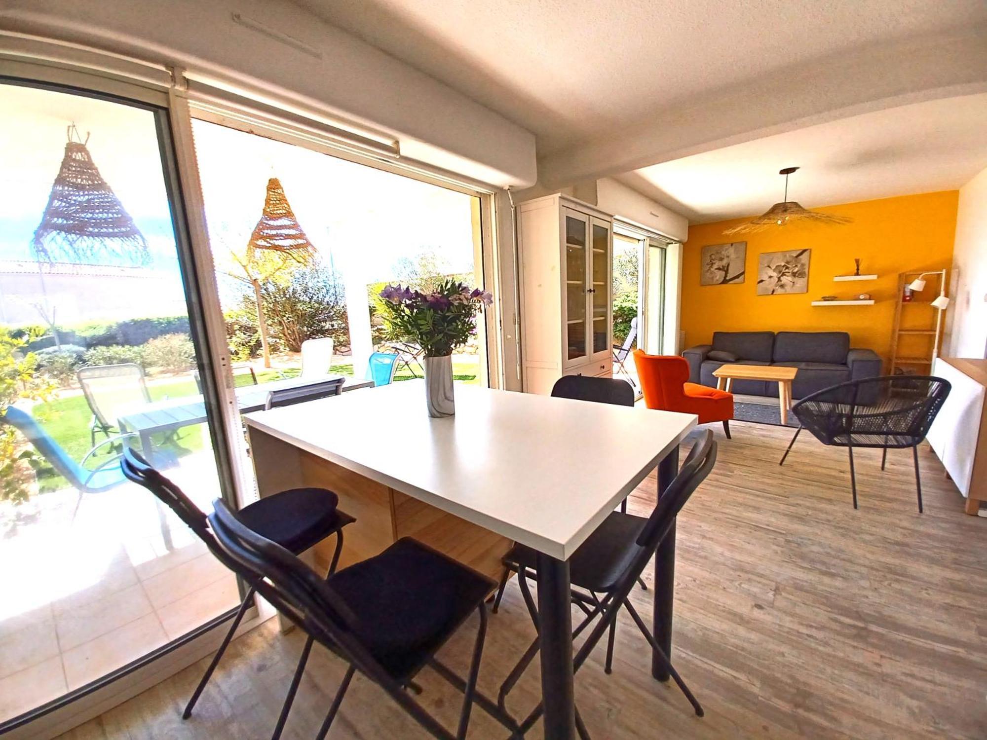 Plain-pied Jardin 6 Personnes Clim Vue Parking Wifi Terrasse Piscine Dans La Apartment *